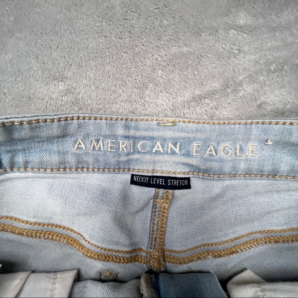 American Eagle - Ne(x)t Level Stretchx Midi light Denim Shorts (SIZE 4) - Picture 6 of 9